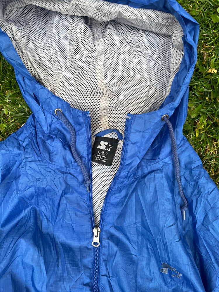Immagine di blue hooded windbreaker jacket 2