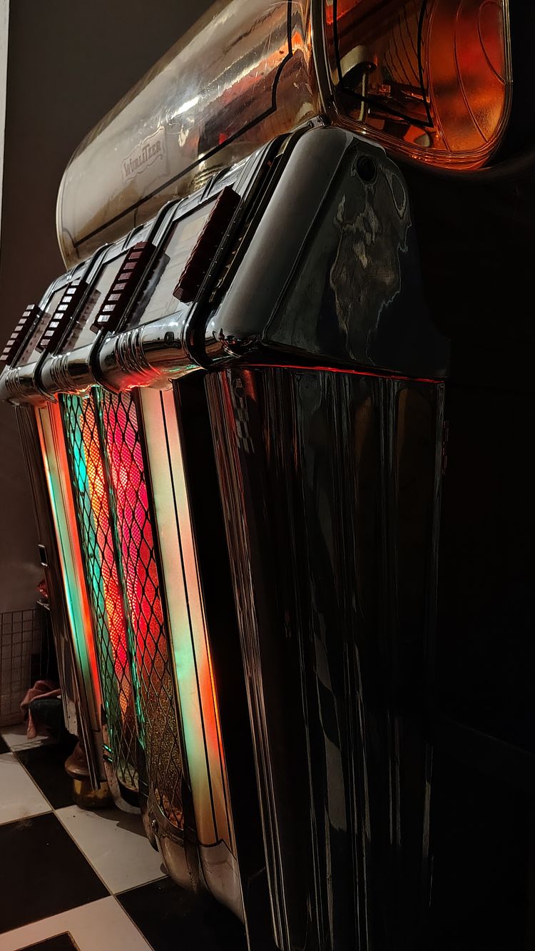 Wurlitzer Model 1250 Jukebox With Original Manual and a Wallbox 3020 7