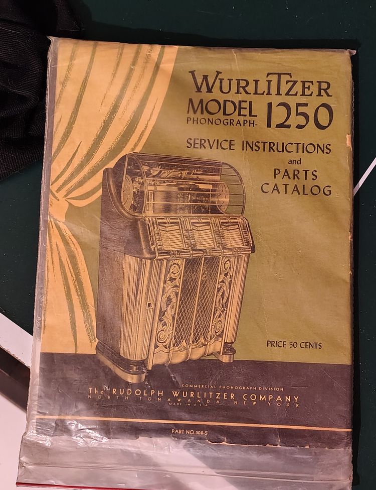 Wurlitzer Model 1250 Jukebox With Original Manual and a Wallbox 3020 8