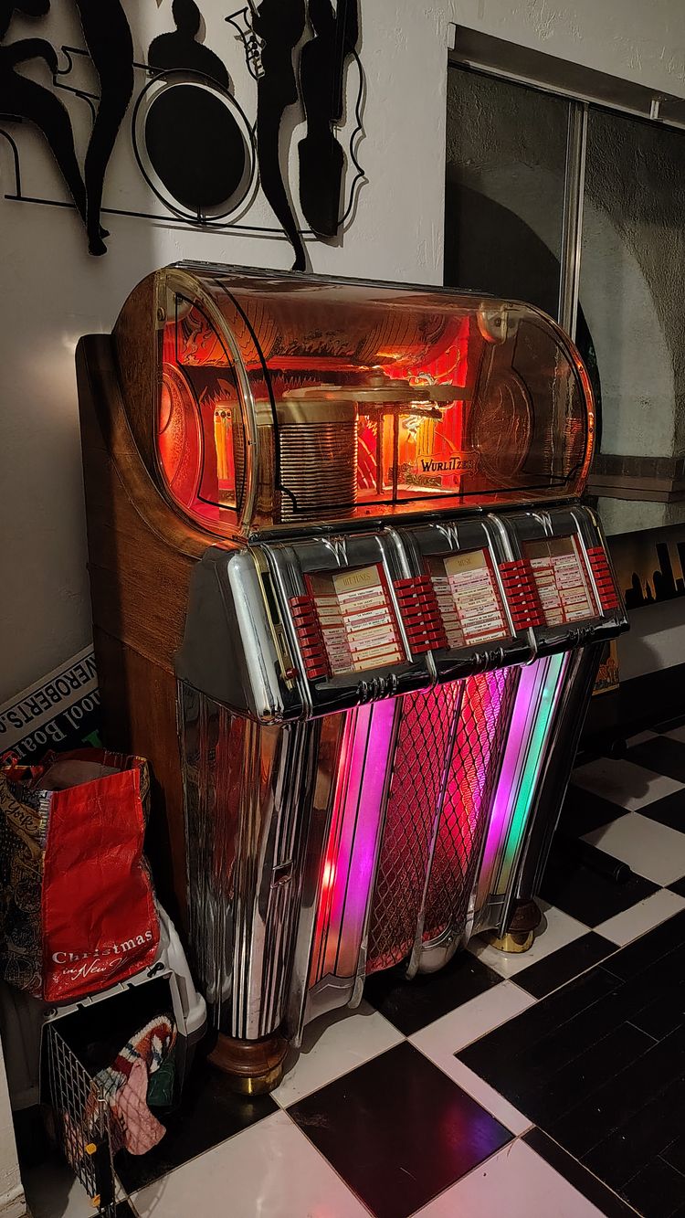 Wurlitzer Model 1250 Jukebox With Original Manual and a Wallbox 3020 2