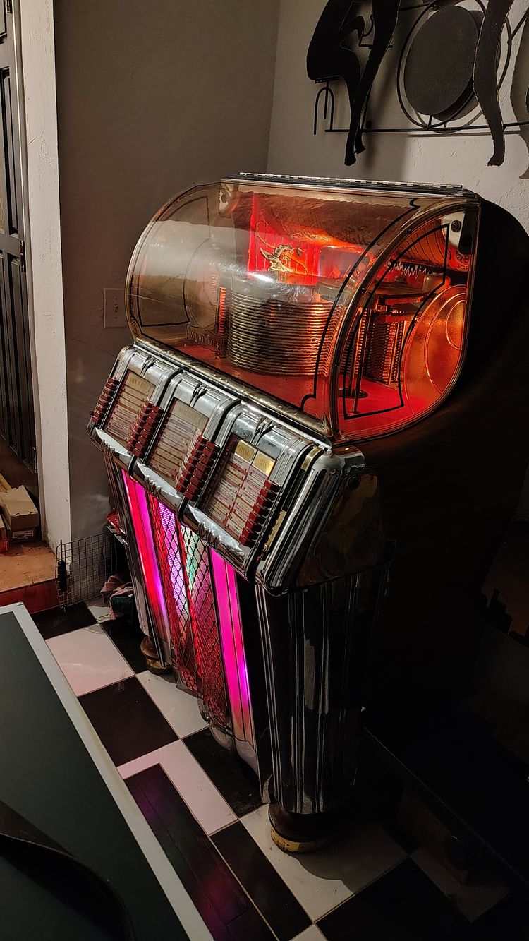Wurlitzer Model 1250 Jukebox With Original Manual and a Wallbox 3020 3