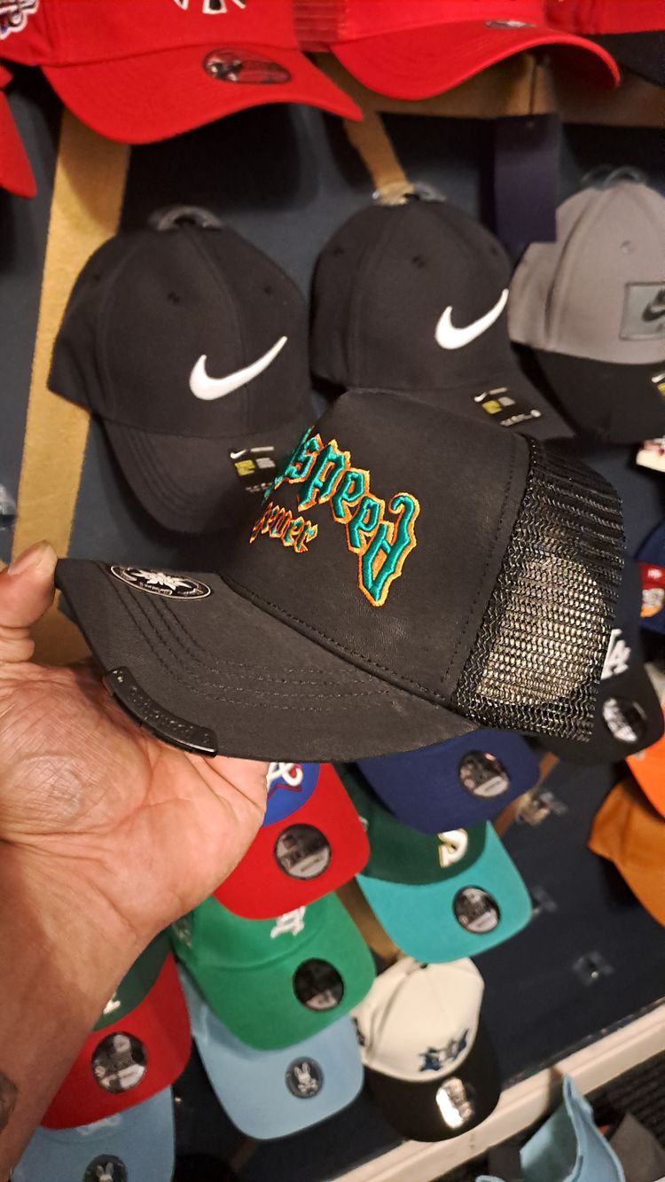 Black Mesh Trucker Cap With Colorful Embroidery obraz 2