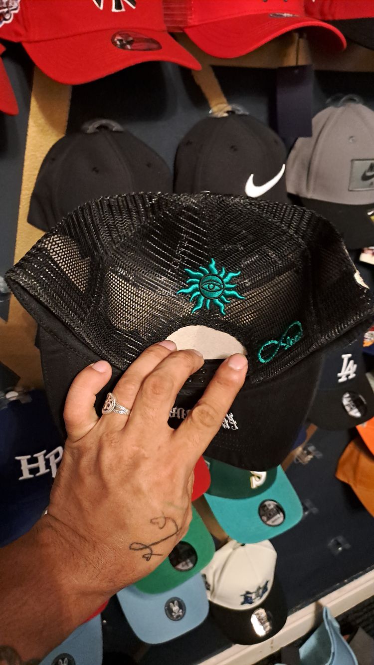 Black Mesh Trucker Cap With Colorful Embroidery obraz 3