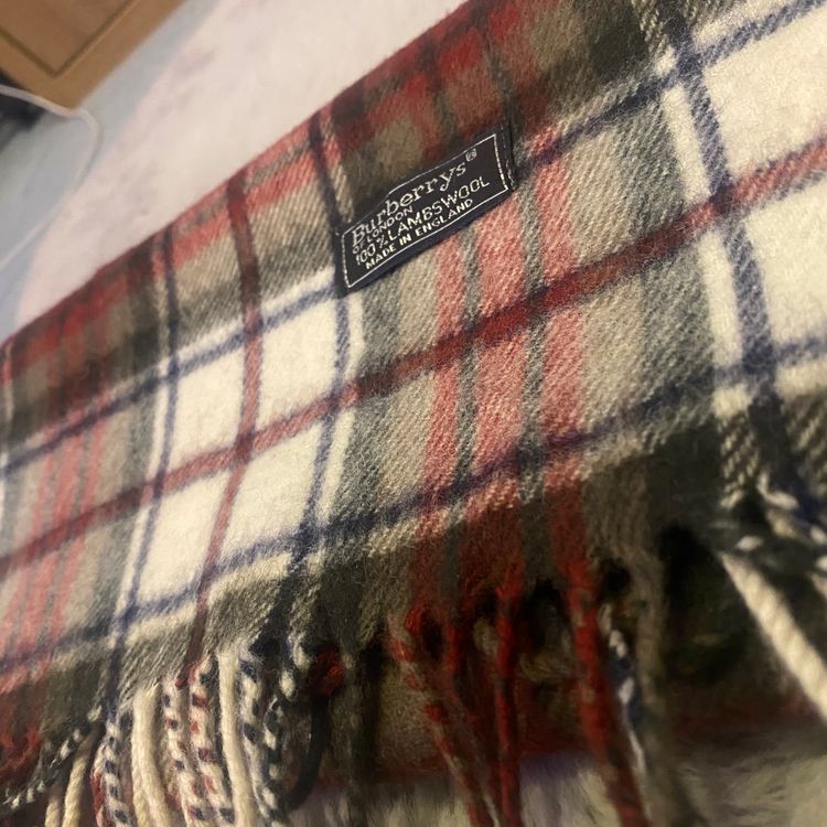 Burberrys 100% Lambswool Scarf