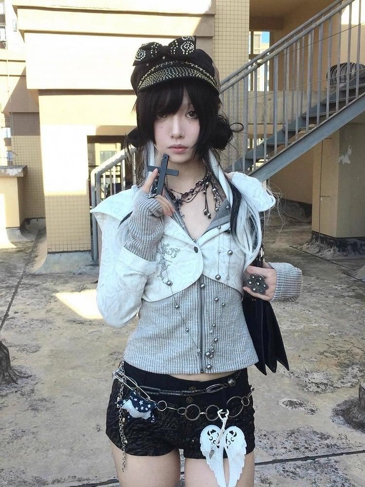 Immagine di White And Gray Zip-Up Jacket With Black Shorts 1