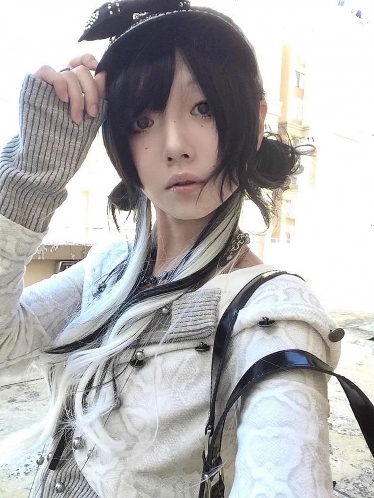 Immagine di White And Gray Zip-Up Jacket With Black Shorts 3