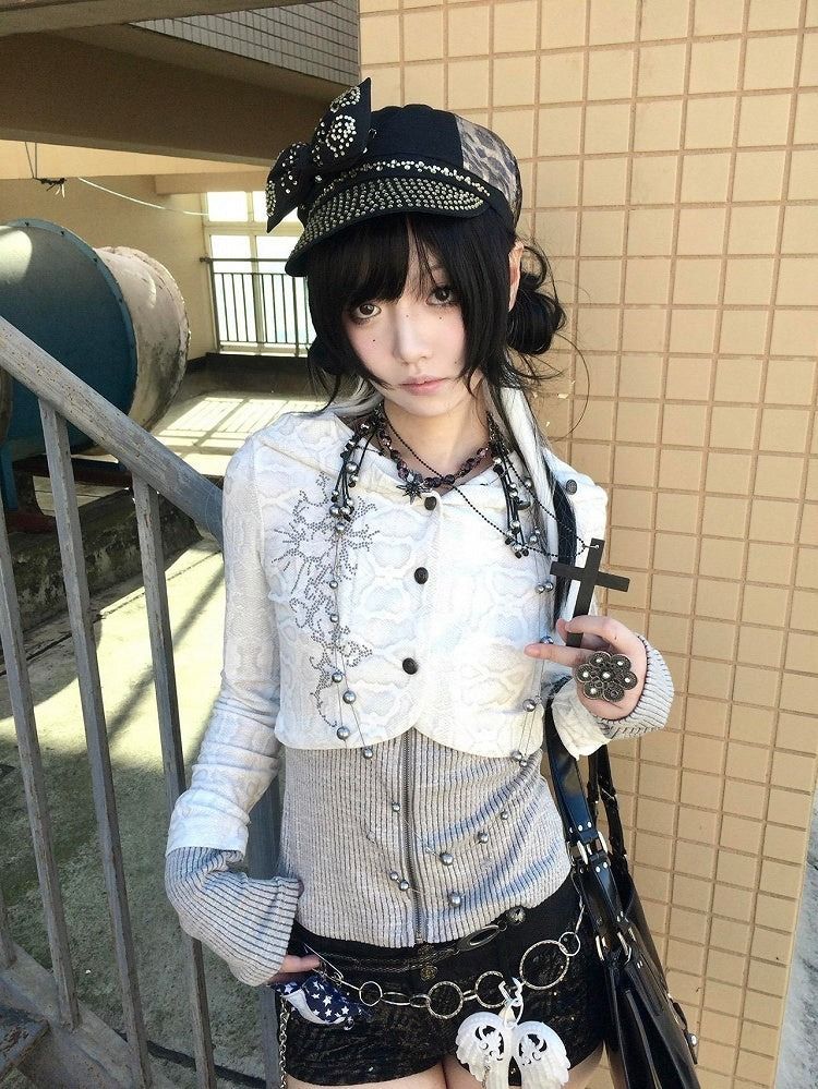 Immagine di White And Gray Zip-Up Jacket With Black Shorts 4