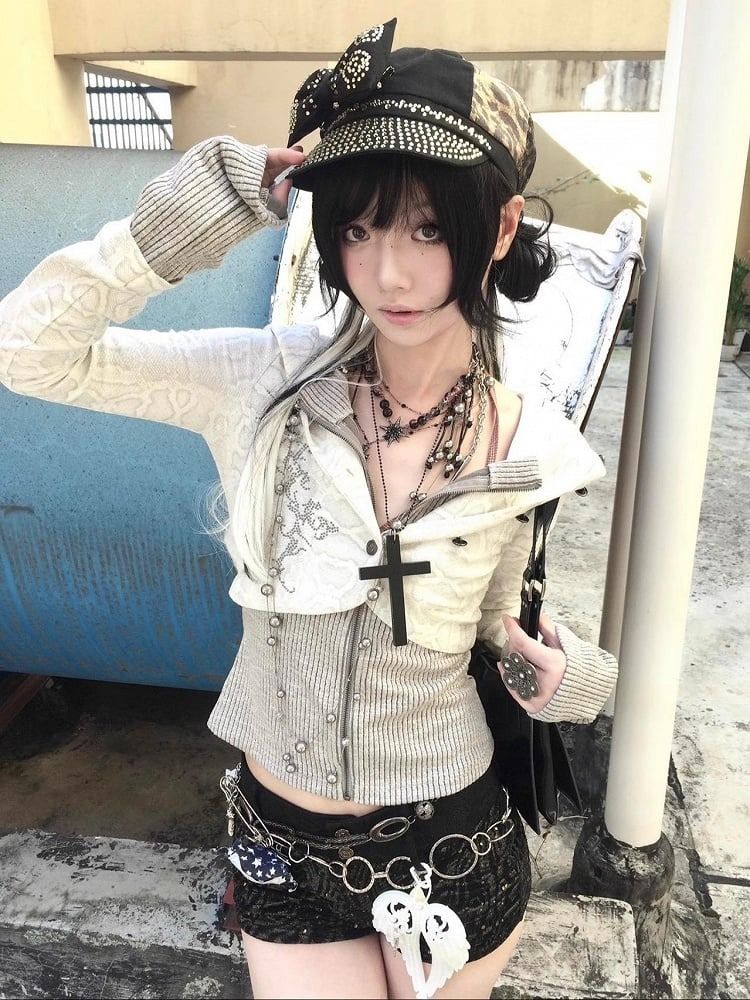 Immagine di White And Gray Zip-Up Jacket With Black Shorts 2