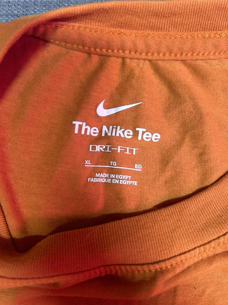 Orange Nike t 2