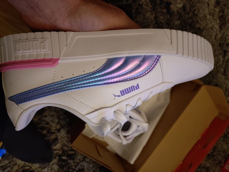 Puma White Sneakers With Iridescent Blue And Pink Accents obraz 6