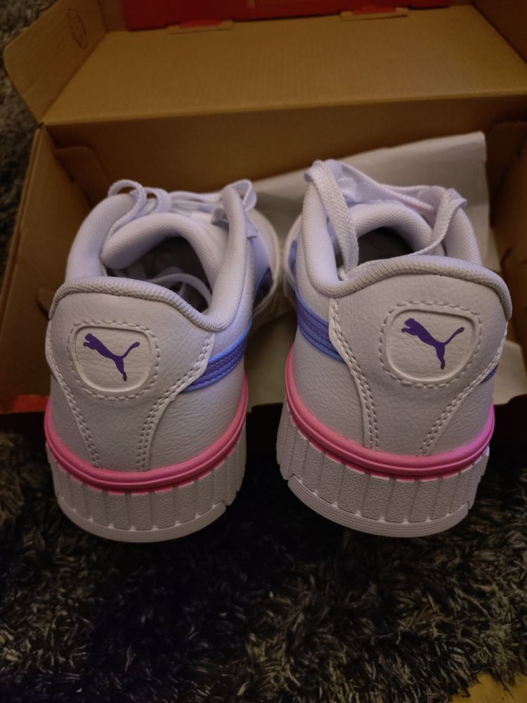 Puma White Sneakers With Iridescent Blue And Pink Accents obraz 3