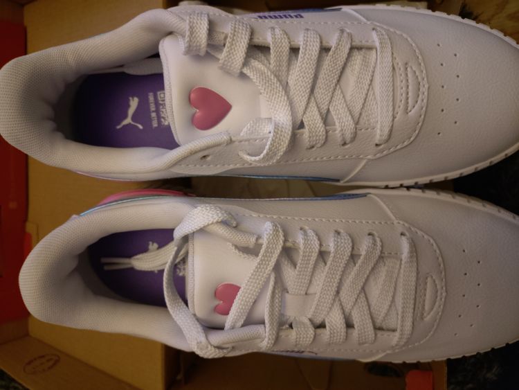 Puma White Sneakers With Iridescent Blue And Pink Accents obraz 2