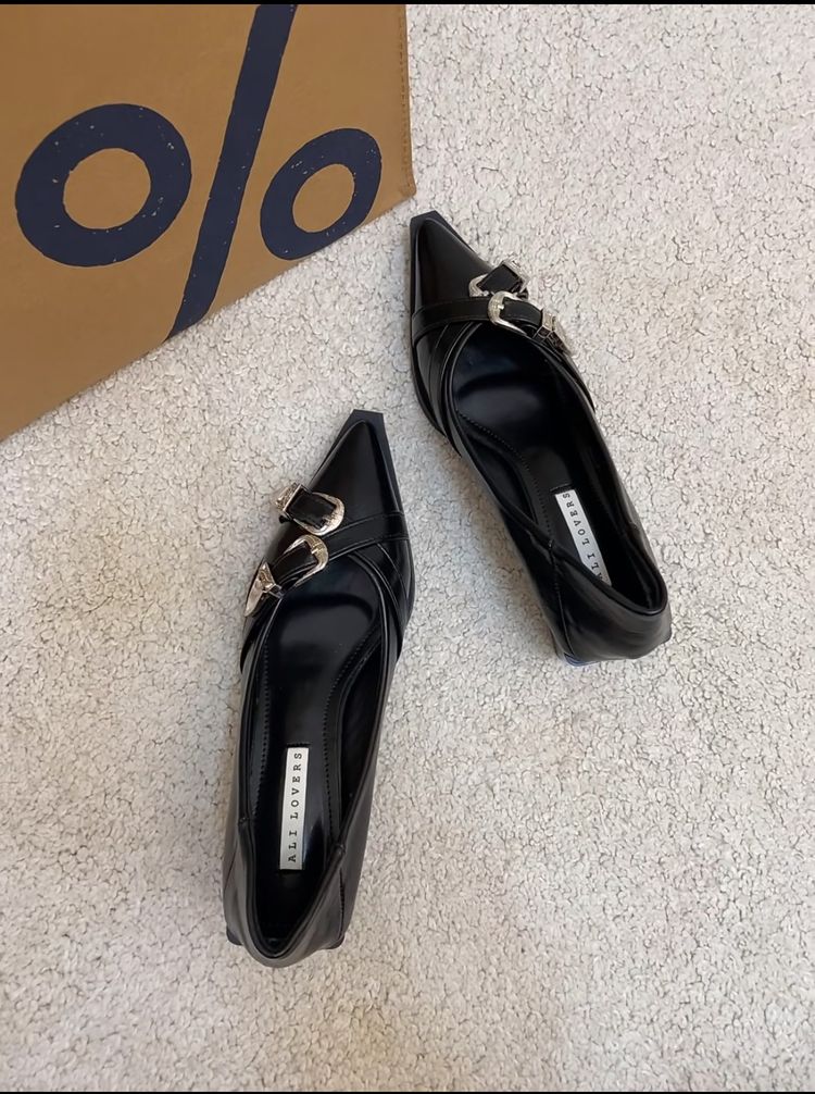 Immagine di Black Pointed Flats With Buckles 1