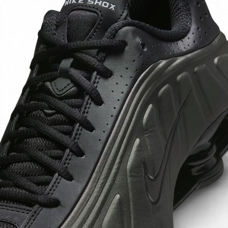 Nike Shox R4 Men's Trainers Black HQ1988-001 image 8