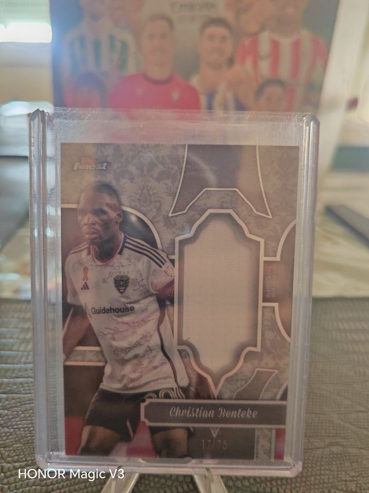 Topps Christian Benteke Finest Fabric Relic Soccer Card imagen del producto