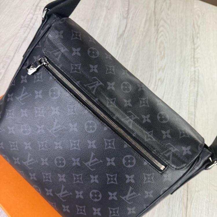 Louis Vuitton Men’s Large Black District MM Messenger Bag 5