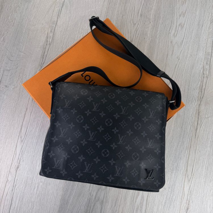 Louis Vuitton Men’s Large Black District MM Messenger Bag 4