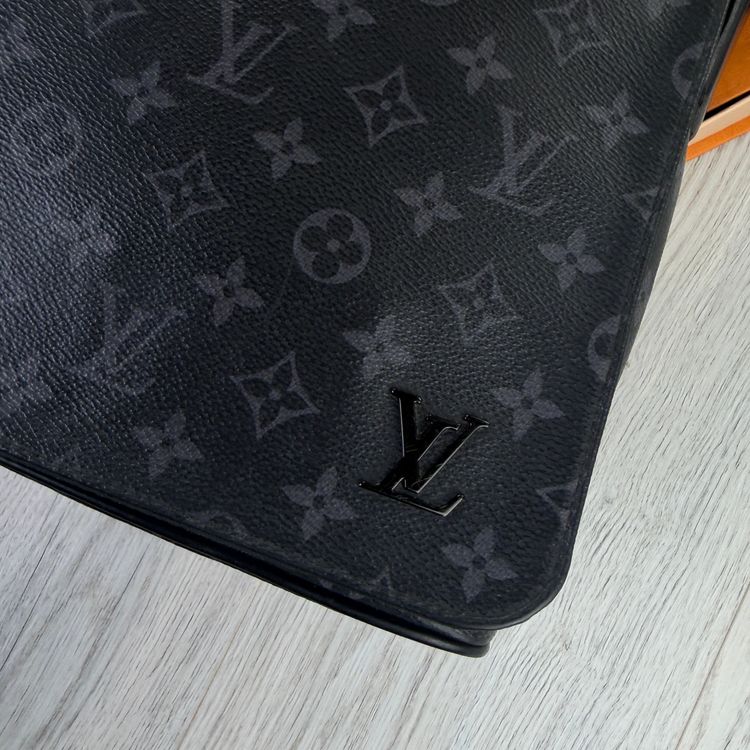 Louis Vuitton Men’s Large Black District MM Messenger Bag 7
