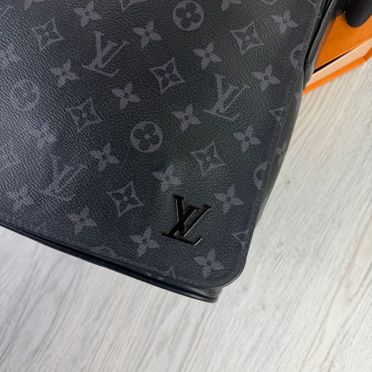 Louis Vuitton Men’s Large Black District MM Messenger Bag 2