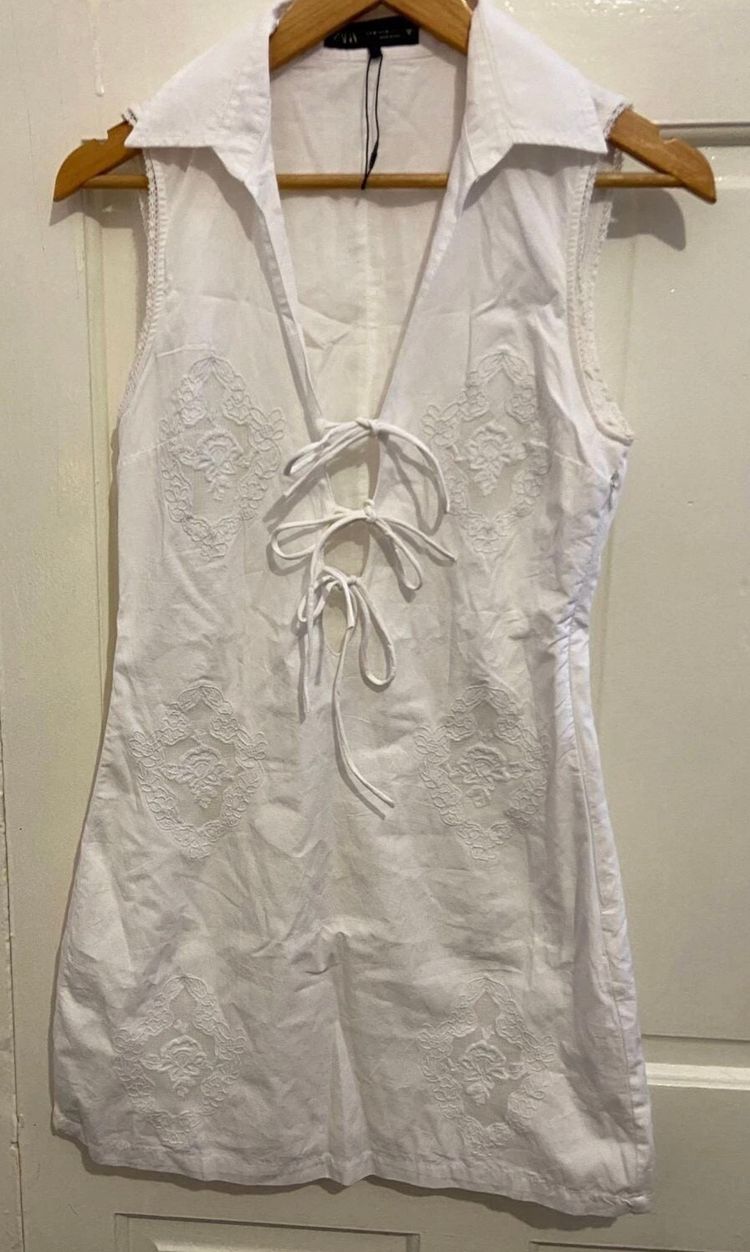 White Sleeveless Dress With Lace Embroidery And Tie Front