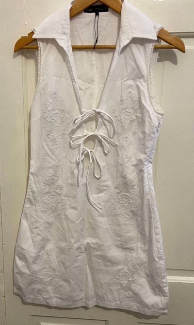 White Sleeveless Dress With Lace Embroidery And Tie Front