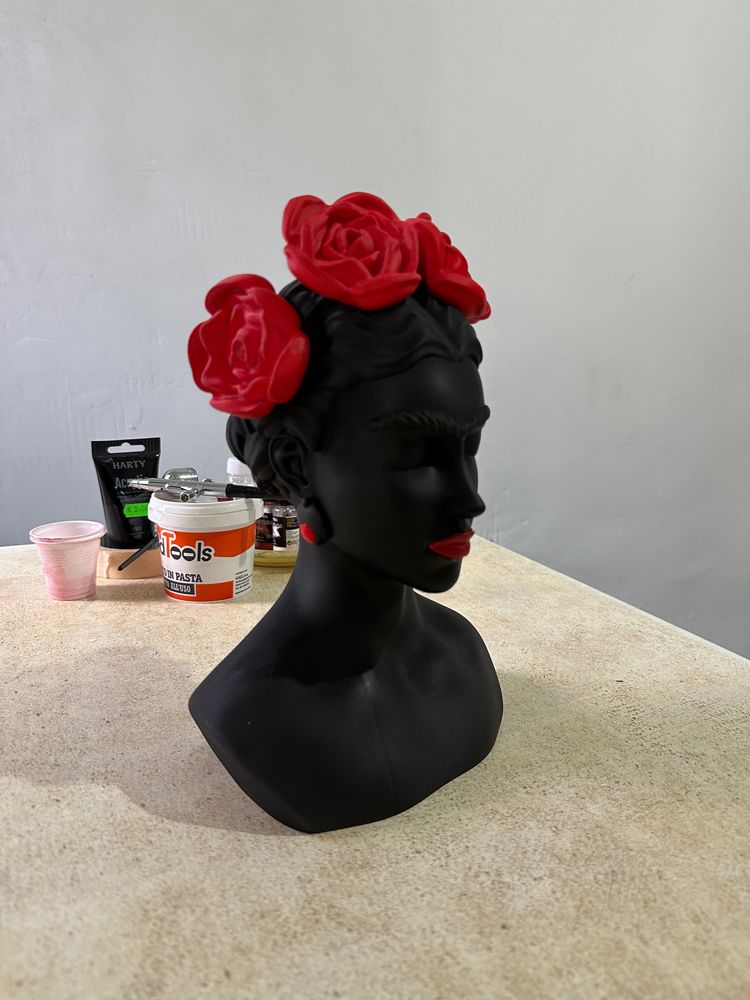 Frida Khalo Sculpture With Red Rose obraz 7