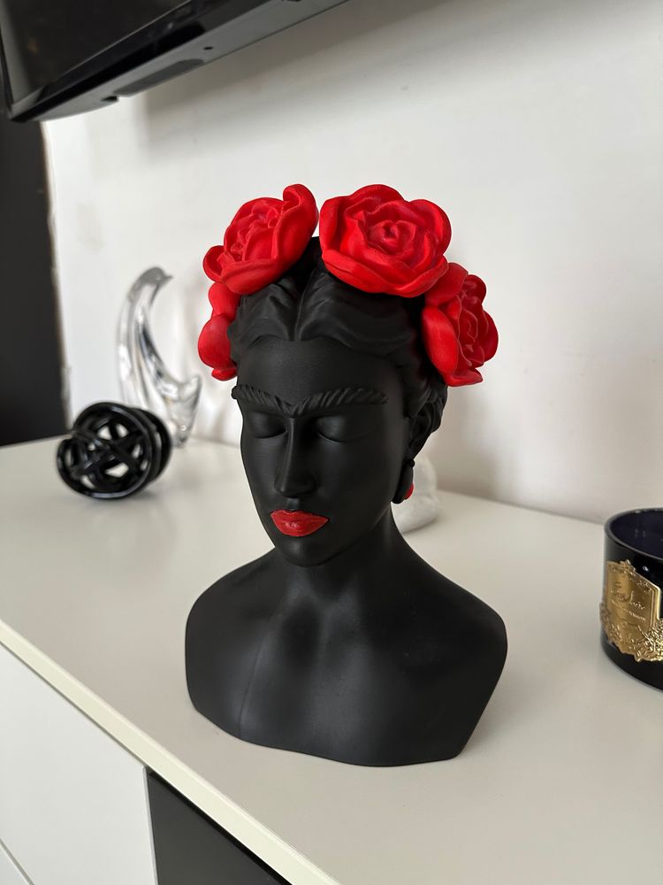 Frida Khalo Sculpture With Red Rose obraz 2