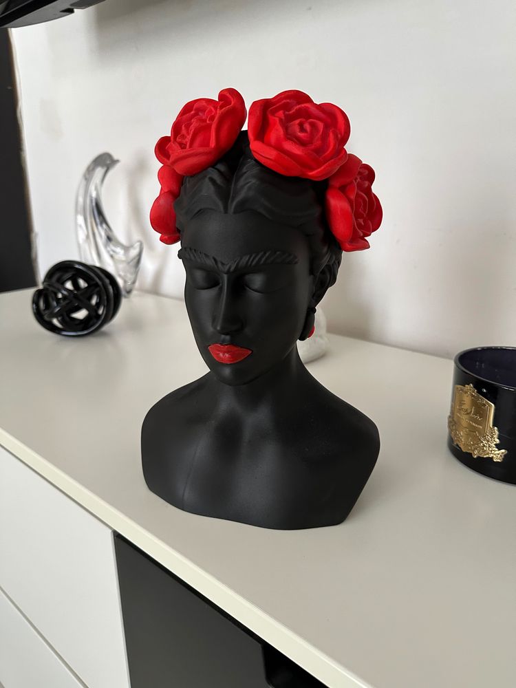 Immagine di Frida Khalo Sculpture With Red Rose 1