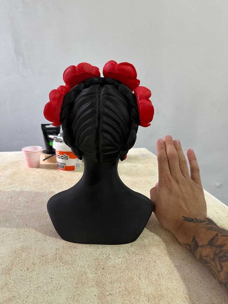 Frida Khalo Sculpture With Red Rose obraz 3