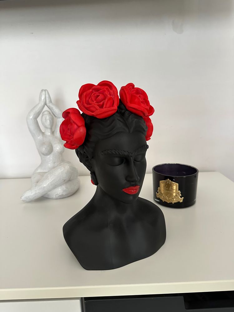 Frida Khalo Sculpture With Red Rose obraz 4
