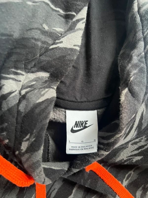 Nike Black Patterned Hoodie With Orange Drawstrings imagen 2