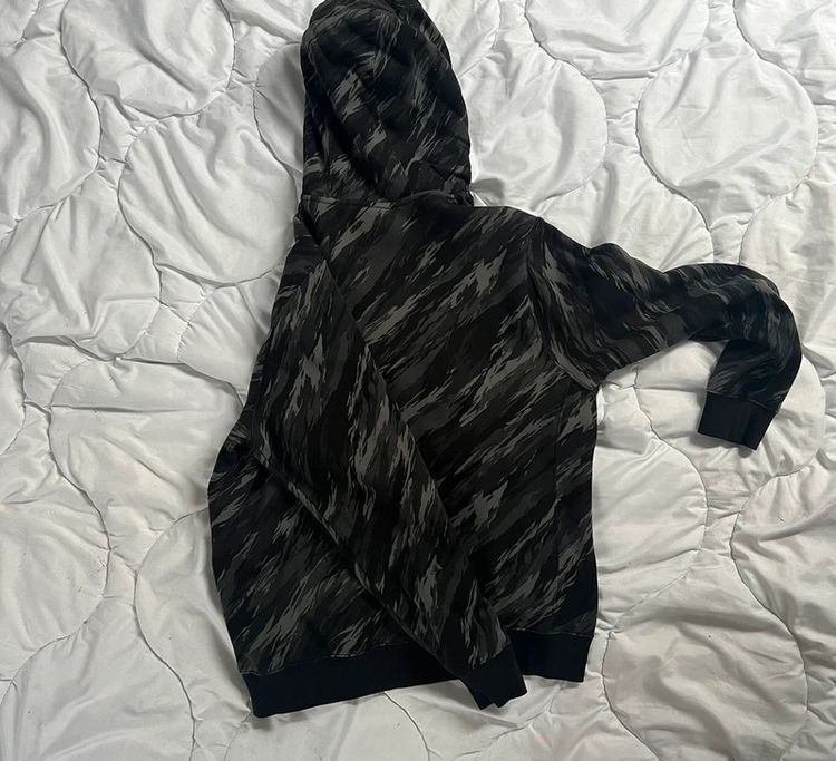 Nike Black Patterned Hoodie With Orange Drawstrings imagen 3