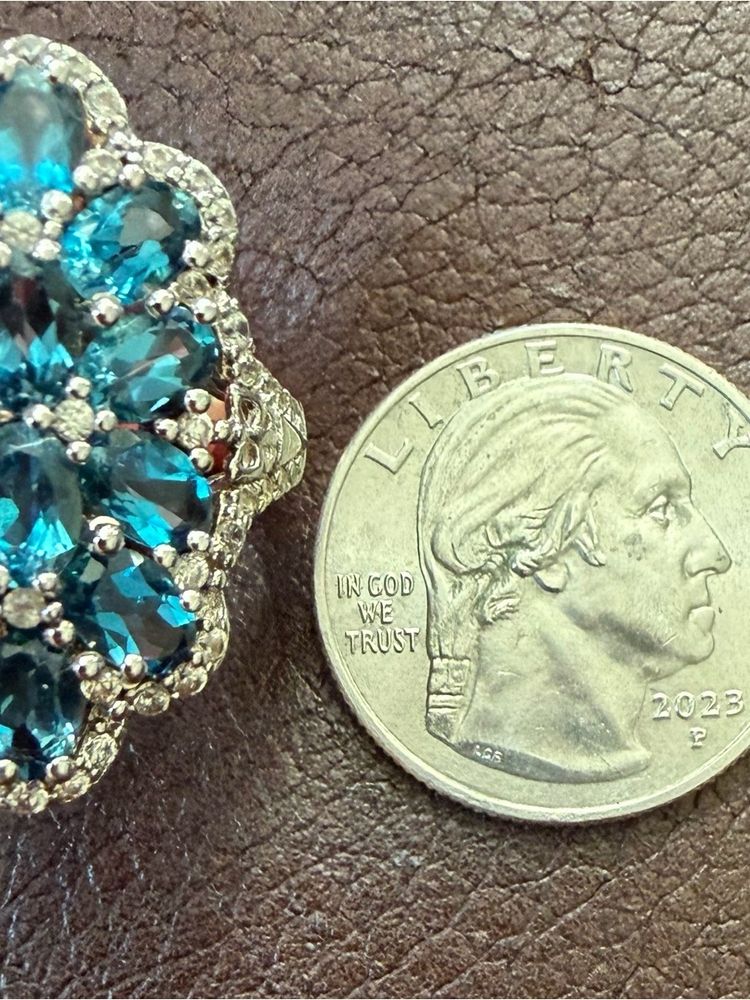 Silver Ring With Blue Stones And Butterfly Design imagen 2