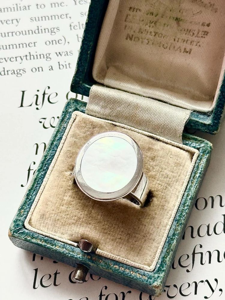 Vintage Sterling Silver Mother of Pearl Ring – Oval Cabochon Bezel Set Minimalist Solitaire Size M