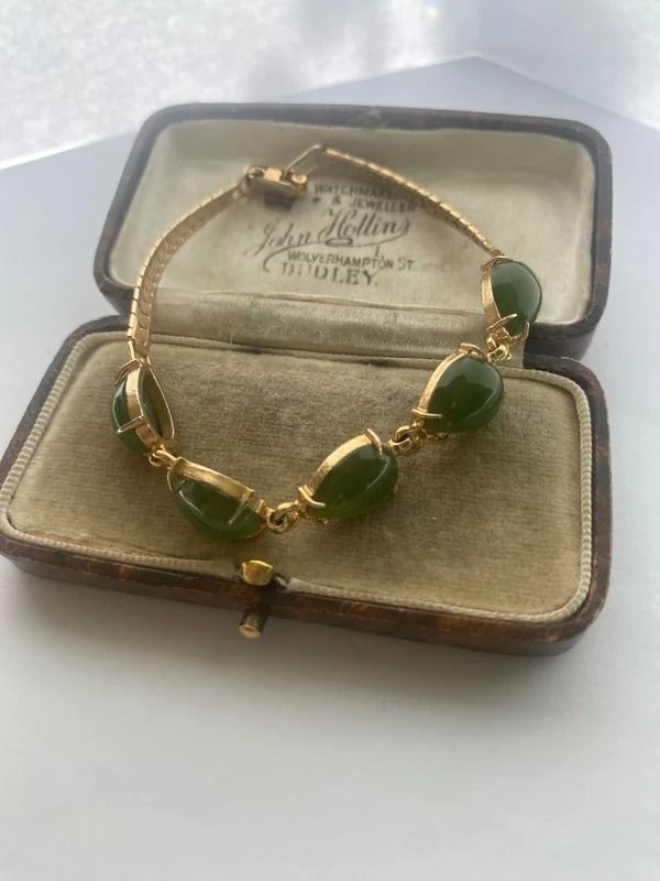 Green Stone Bracelet With Gold-Tone Setting obraz 1