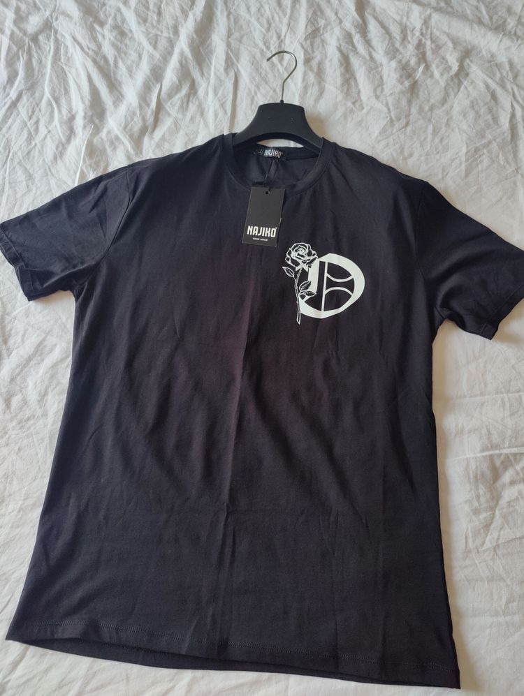 Other Najiko Black Graphic T-Shirt con frase molto bella product image