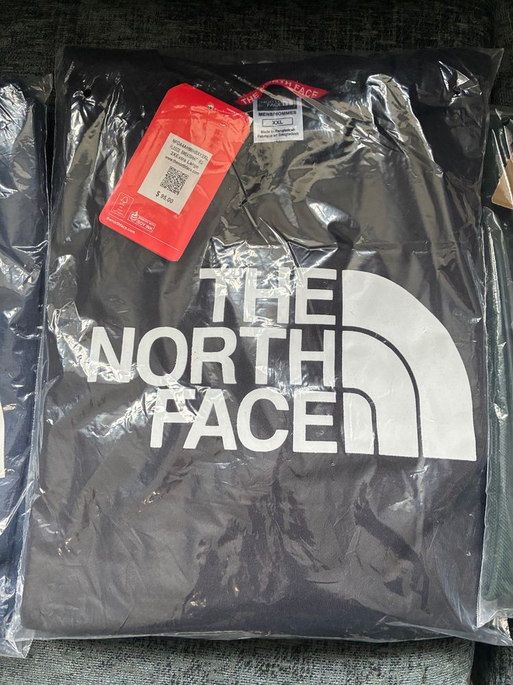 Immagine di The North Face Black Hoodie 1