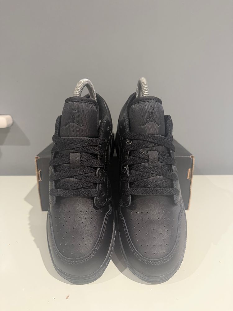 Jordan 1 Low Triple Black UK 3.5  imagen 3