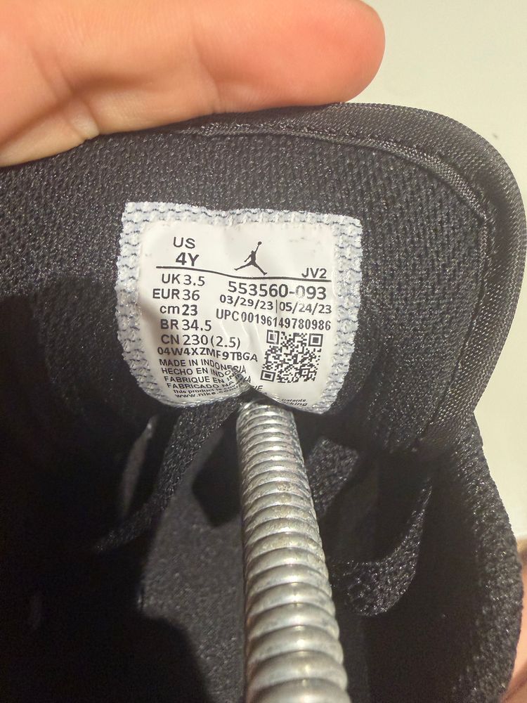 Jordan 1 Low Triple Black UK 3.5  imagen 5