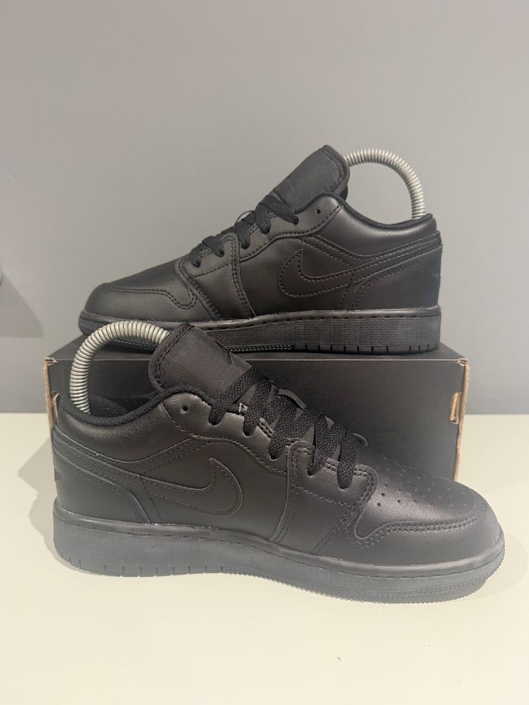 Jordan 1 Low Triple Black UK 3.5  imagen 2
