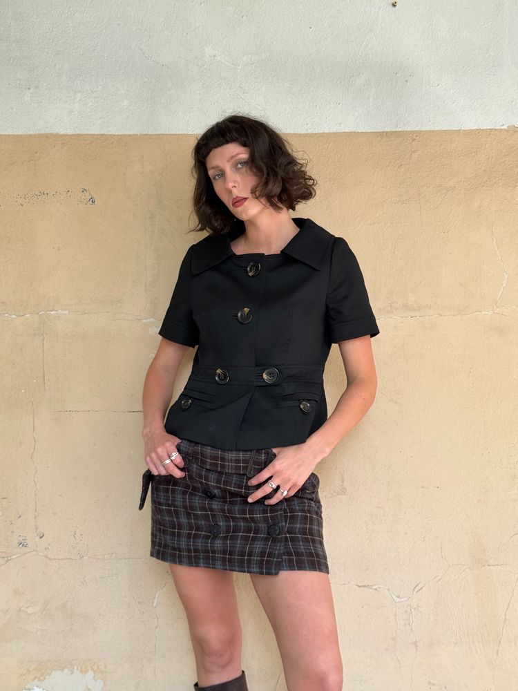 black short sleeve buttoned jacket and obraz 4