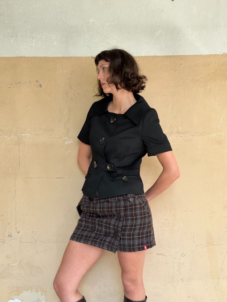 black short sleeve buttoned jacket and obraz 3