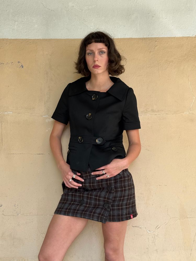 black short sleeve buttoned jacket and obraz 2