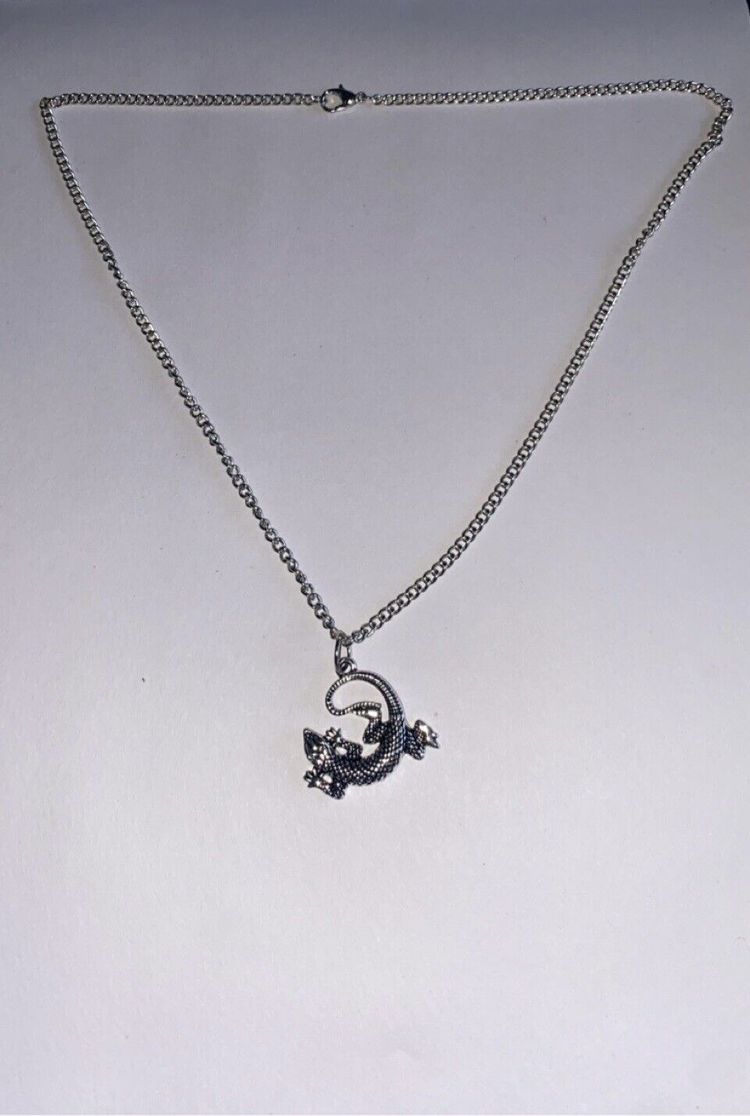 Silver lizard pendand