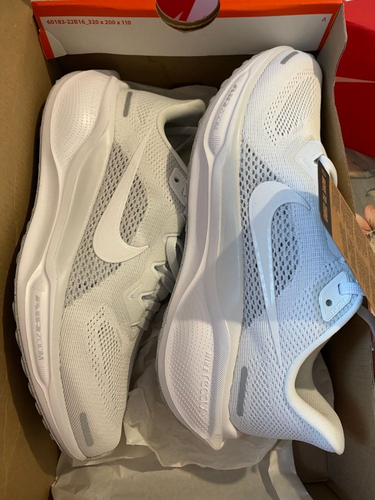 Nike White Running Shoes image 1