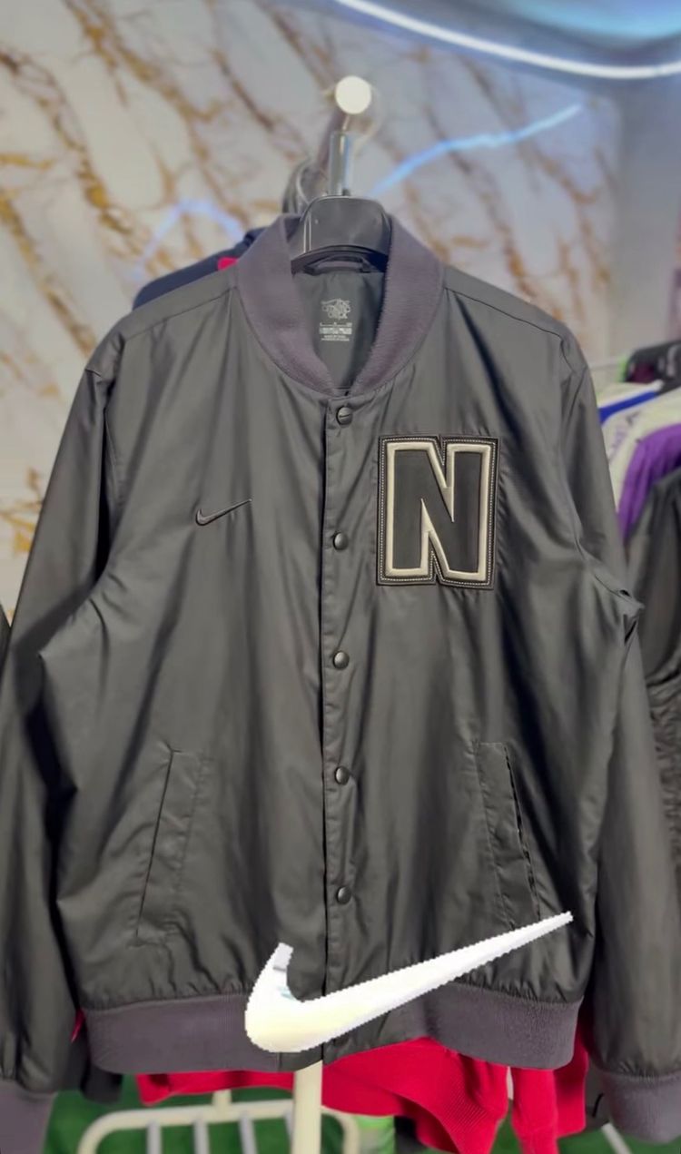 Nike NSW Satin Varsity Bomber Jacket “N” – Black – M imagen 1