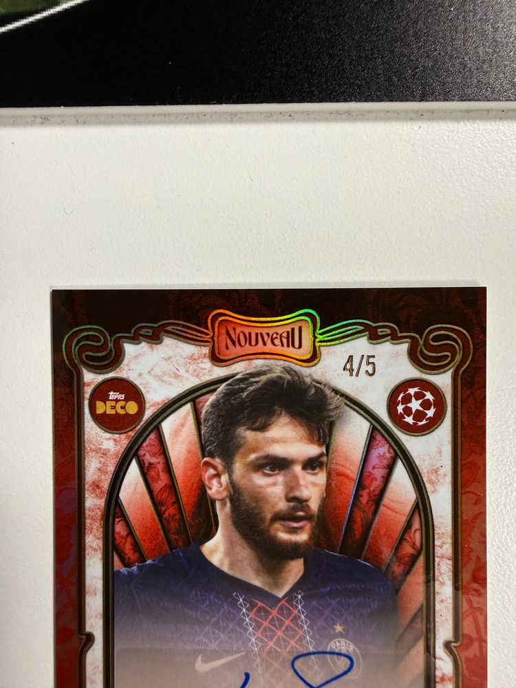 Prezzo trattabile - 2025-26 Topps Deco ucc Khvicha Kvaratskhelia Auto 4/5 Nouveau Red PSG SSP 4