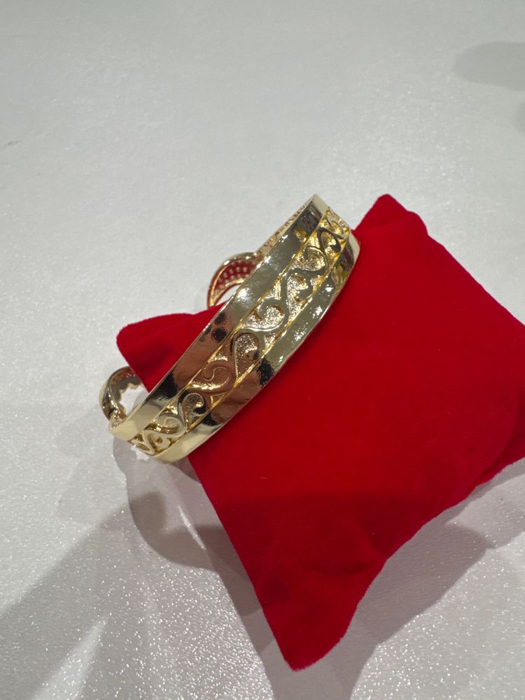 Immagine di Gold-Tone Bracelet With Crescent Moon Detail 2
