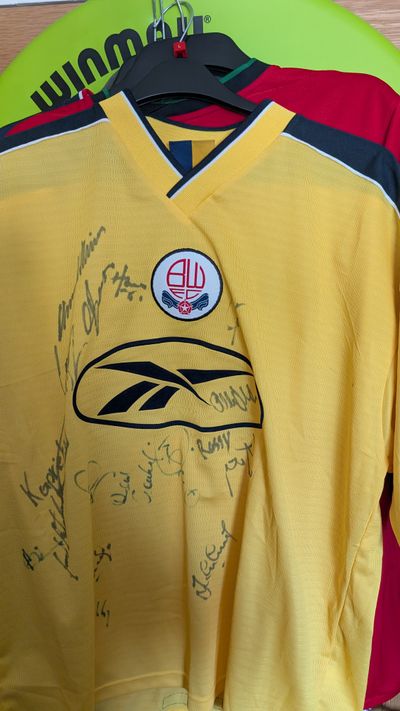 Bolton Wanderers 1998-1999 away Yellow signed