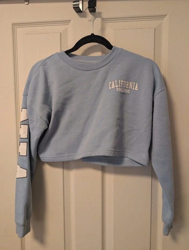 Light Blue Cropped Sweatshirt With College Text imagen 1